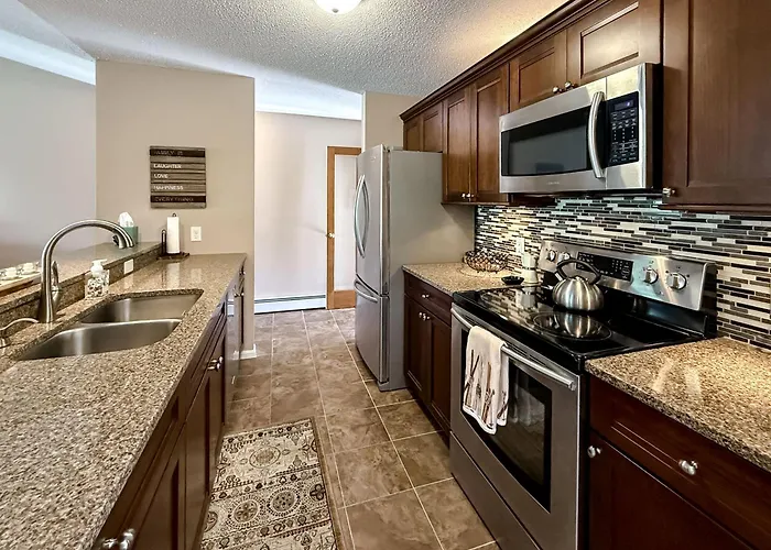 S29 Top-Floor Bretton Woods Condo With Stunning Mount Washington Views & Cozy Fireplace